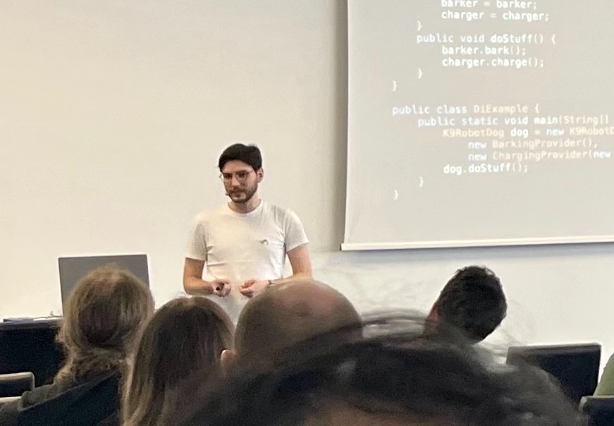 Max hält in einem gut gefüllten Saal einen Vortrag auf der Entwicklerkonferenz JavaLand