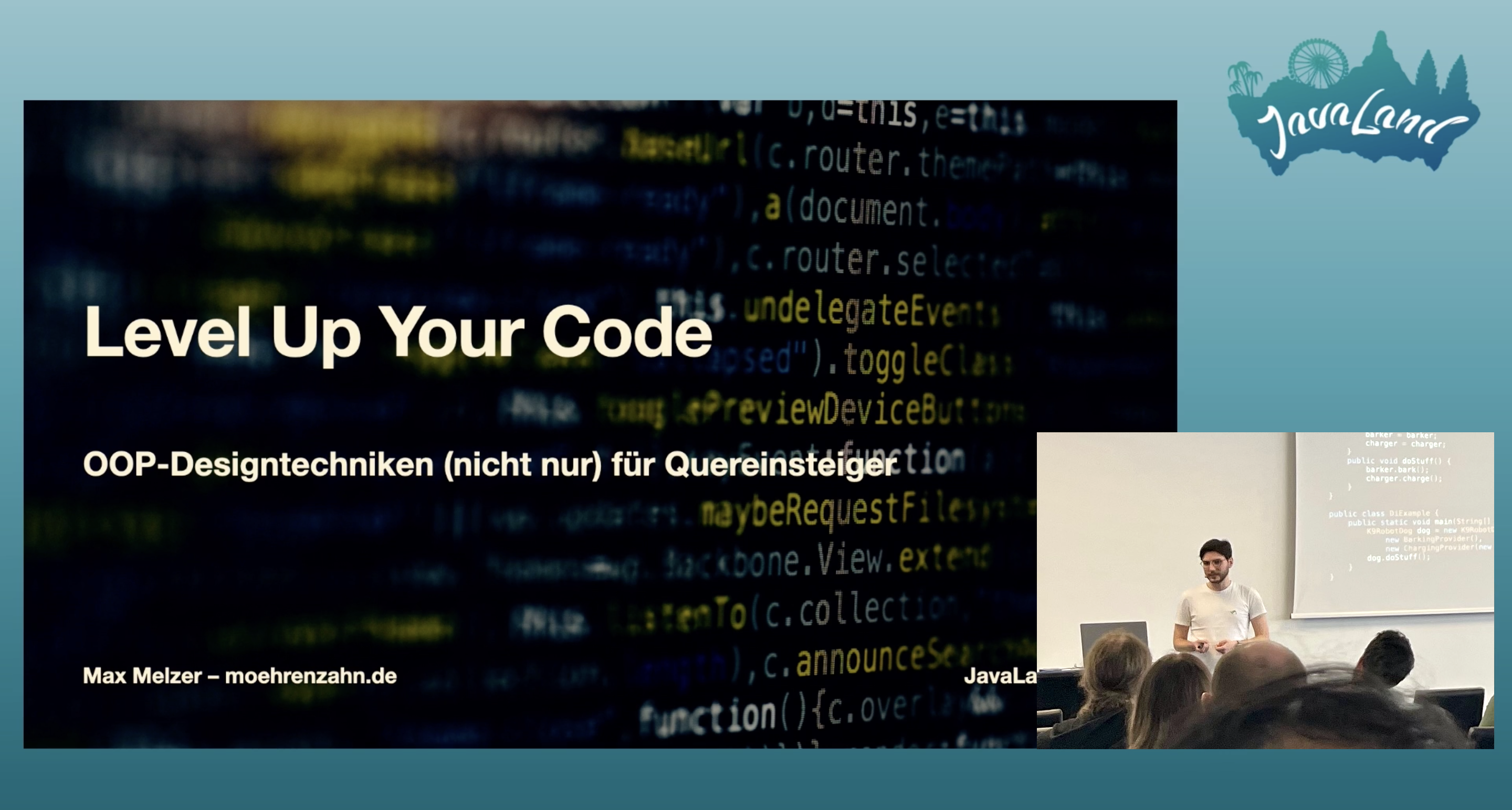 Max hält in einem gut gefüllten Saal einen Vortrag auf der Entwicklerkonferenz JavaLand